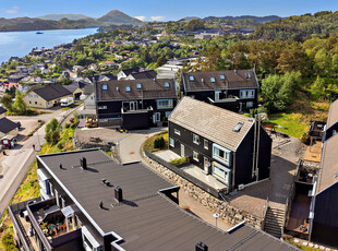 Moderne 3-roms eierleilighet med god standard i Juvikstølen. Solrik terrasse og parkeringsplass i garasje. EL-Bil lader.