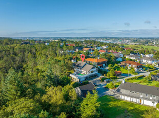 Norheimskogen | Unik arkitekttegnet bolig | 5 soverom | Kort vei til skole og fasiliteter | Sjelden beliggenhet