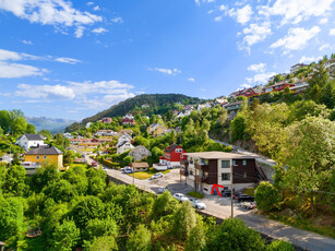 Nydelig 4-roms eierleilighet | Garasjeplass | Terrasse m/ flott utsikt samt uteplass ved inngangen | God planløsning