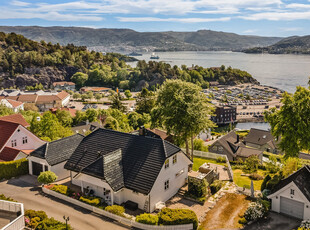 Nydelig enebolig med sjeldent god beliggenhet på Kleppestø - Fantastisk utsiktstomt med nydelig utsikt - Garasje