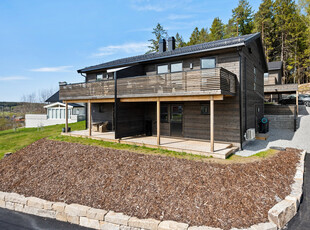 Nyoppført halvpart av vertikalt delt tomannsbolig. Carport.