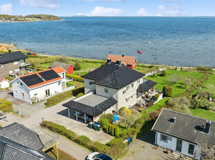 Panorama til Oslofjorden. Stor, flott og innholdsrik enebolig i første linje mot sjøen. Solrik tomt på ca. 1,4 dekar.