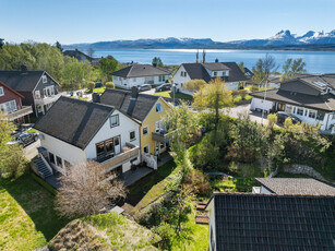 Pen, innholdsrik og innbydende 3-romsleilighet | Moderne kjøkken og bad | Solrik vestvendt terrasse på 43 kvm og hage