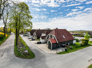 Påkostet enebolig i kjede. Strai kvalitetskjøkken fra 2022. Moderne bad fra 2021/2017. Carport m/lader. Solfylt terrasse