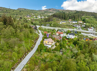 Renoveringsobjekt med nydelig utsikt mot Førresfjorden. På fremsiden er det ekstra tomt med mange muligheter!