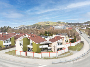 Sentralt beliggende 3-roms leilighet i Hokksund med god intern beliggenhet - 2 terrasser - Carport