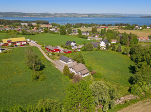 Sjarmerende eiendom med landlig og skjermet beliggenhet | Stor og solrik tomt | 3 soverom | Dobbel garasje