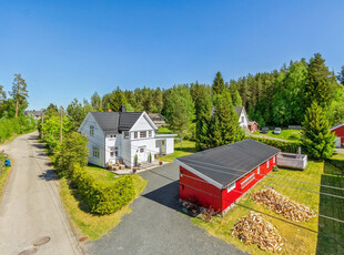 Sjarmerende og svært innbydende enebolig med attraktiv beliggenhet. Stort uthus med garasje og sommerstue.