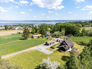 Skreia/Totenvika - Landlig beliggende enebolig med stor og solrik tomt - 2 sov - uthus/garasje - flott utsikt over Mjøsa