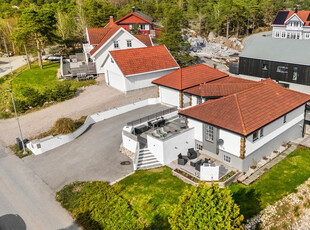 Særpeget murhus i svært fredelige omgivelser. God romløsning; de fleste oppholdsrom på én flate. Solfylte utearealer.