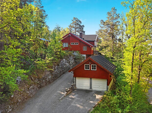 Stor arkitekttegnet familiebolig over tre etasjer. Fin og tilbaketrukket beliggenhet. Gode utsikt- og solforhold.