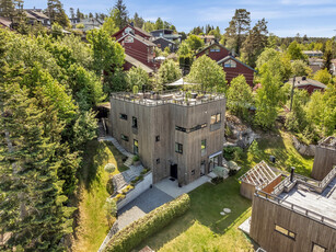 Stor, arkitekttegnet funkisbolig med fantastisk takterrasse. Garasje og praktikantdel. Kun 2 min. til barneskole.