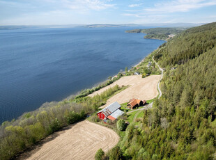 Stor og innholdsrik eiendom med flott og idyllisk beliggenhet med fantastisk mjøsutsikt! Låve, stabbur og båthus.