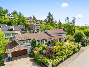 Stor villa på stor solrik tomt (ca. 2mål) | Barnevennlig, nær tog, skole og bhg.| Utleie | Sentralt | Garasje