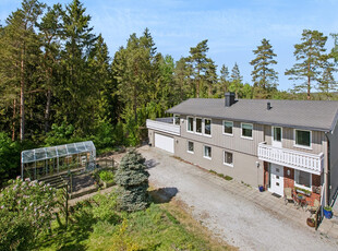 Svært innholdsrik, pen og godt vedlikeholdt bolig med idyllisk og solrik beliggenhet i landlige omgivelser