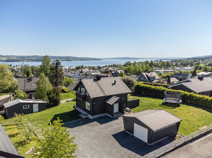 Tiltalende enebolig m/ 3 sov, nyere kjøkken & bad. Solrike uteplasser - stor hage - garasje - rolig og etablert område.