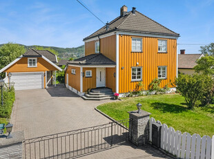 Tiltalende enebolig på hele 300 m². Garasje med innredet loft. 3 sov/ 2 bad. Frodig og idyllisk have. Gode solforhold.