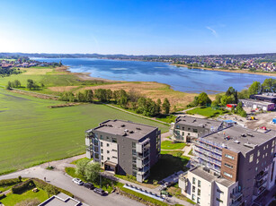 Tønsberg - Kilen: Moderne Endeleilighet i Tønsberg - Bygget i 2018 med 2 Soverom, 20m² Sydvestvendt Terrasse og Garasje