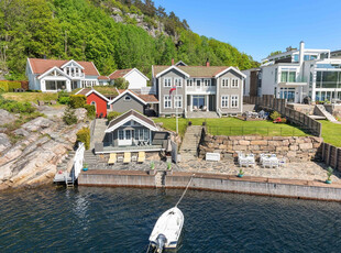 Unik og innholdsrik enebolig på Hånestangen med stor brygge, sjøbod og flott solrik hage. Ingen boplikt.