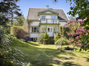 Vakker bolig med idyllisk hage, flere uteplasser, uinnredet loft og kjeller, dobbel garasje, solrikt og sentralt!