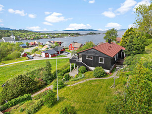 Velhalden bustadeigedom med flott utsikt over Stavang, fjellet, fjorden og øyane i vest.