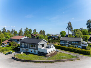 Velholdt enebolig i barnevennlig gate på solrik hjørnetomt ved Lillås skole.