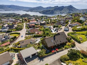 Velholdt og pen halvpart av tomannsbolig. Nydelig sjøutsikt over byfjorden og Bergen by. Garasje. Pent opparbeidet tomt.