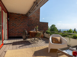 Vestvendt terrasseleilighet m/egen inngang, peis og trappefri adkomst. Langstrakt utsikt og gode solforhold. Garasje.