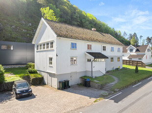 VIGELAND -NY PRIS! Stor horisontaldelt bolig med 2 leiligheter. Sykkelavstand til skoler, idrettsanlegg og sentrum.