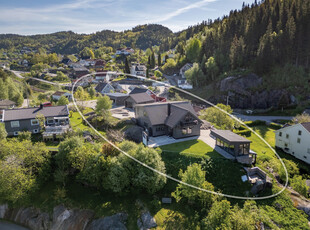 Vikeland | Unik eiendom | Stor enebolig, dobbel garasje, ny carport og hagestue | Gode solforhold | Fantastisk utsikt!