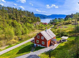 Eldre enebolig med stor tomt, flott utsikt og gode solforhold - Landlig beliggenhet - Garasje - Stort potensiale!