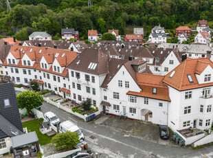 Nydelig toppelilighet med kvaliteter fra 2018, sentralt med gangavstand til Haukeland og sentrum. Parkeringsmuligheter.