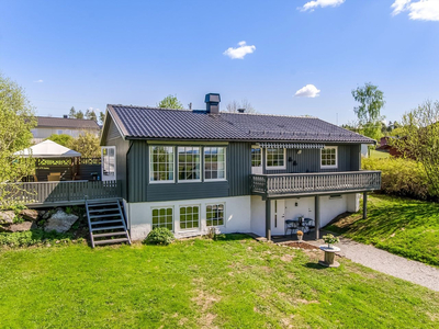 Enebolig med fin beliggenhet i Romedal - Solrik tomt - Garasje og carport