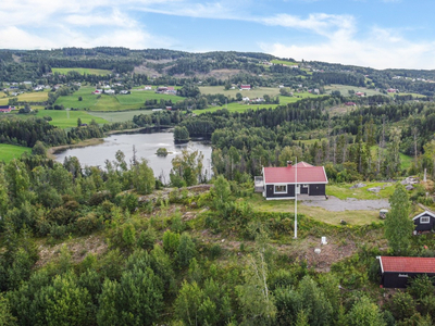 Enebolig på koselig tun. Stor, usjenert tomt på 3,5 mål med panoramautsikt! Stabbur og garasje.