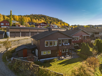 Fin enebolig med solrik og vestvendt beliggenhet, nydelig utsikt, garasjeplass. Barnevennlig område m/lysløype rett ved.