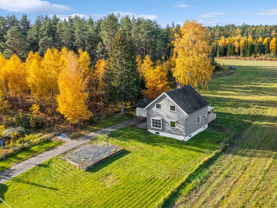 Flott og innholdsrik enebolig på stor tomt i naturskjønne omgivelser| Solrik terrasse, hage og garasje!