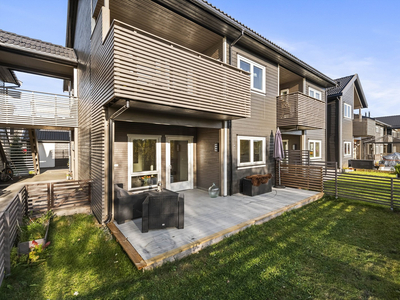 Innbydende og moderne 3-R eierleilighet med solrik terrasse og hage | Carport m/lader