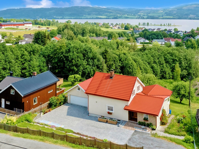 Innholdsrik enebolig oppgradert i senere tid |Dbl garasje | Påkostet tomt | Fjordutsikt | Barnevennlig nær skoler