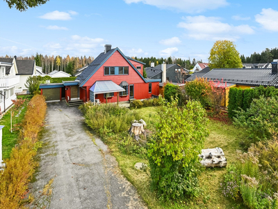 Innholdsrik enebolig over to plan med mye potensiale - Oppussingsobjekt - Terrasse og skjermet hage - Rolig område