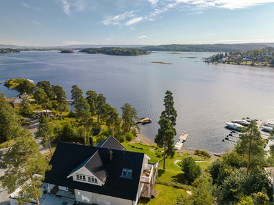 Lekker enebolig ved sjøen med fantastisk fjordutsikt. Skjermet og fredelig. Andel i strandeiendom og bryggeanlegg.