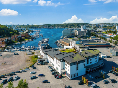 Lekker og innholdsrik selveierleilighet ved sjøen - 2 sov - trappefritt - fjordutsikt - heis - garasjeplass - terrasse