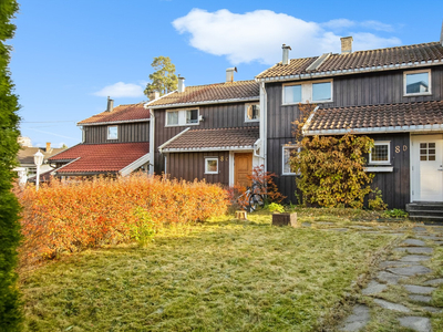 Rekkehus over to plan i etablert og stille villaområde - Oppussingsobjekt - 3 soverom - 2 solrike uteplasser - Garasje