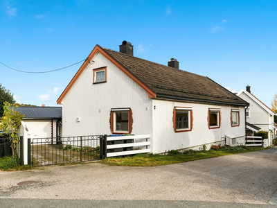 Renoveringsobjekt med god beliggenhet på Jeløy. Enebolig og garasje/uthus. Skjermet hage.