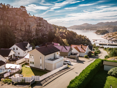 Rålekker familiebolig (ny i 2016) m/solrike terrasser (121m²), vinterhage og hage. 4 sov og 2 bad. Carport m/elbil-lader