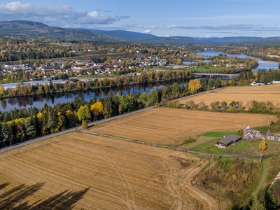 Solrik jord- og skogbrukseiendom med sentral beliggenhet, kun 2 km fra sentrum. Mye skog i hogstklasse 5. Flott utsikt.