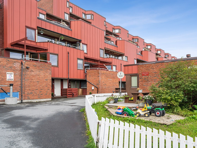 3-roms B/L-leilighet beliggende nest nederst på enden mot sør. Veranda med flott utsikt. Nært UNN/UiT. Garasjeplass.