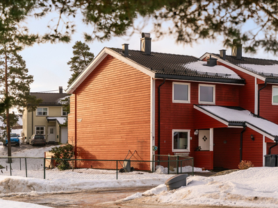 Borgenhaugen - Flott rekkehus i ende | Garasje og elbil-lader | Romslig terrasse og hage | 3 sov og oppgradert bad fra