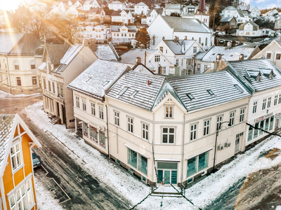 Bygård i Farsund sentrum bestående av 4 etasjer. Bolig og næring.