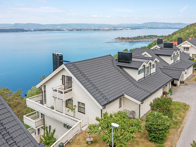 En perle av en leilighet med fantastisk utsikt over fjorden, stor vestvendt usjenert terrasse og garasjeplass.