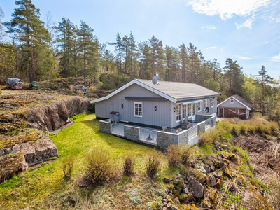 Enebolig beliggende nært Skjeggestad/Revetal. Med flott utsikt og sol utover kveldstimene. Garasje.